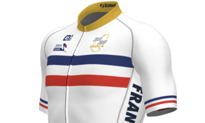 Un maillot collector de l'équipe de France de cyclisme après le sacre de Julian Alaphilippe