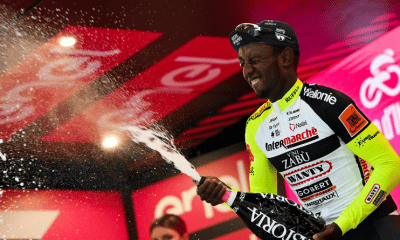 Tour d'Italie Biniam Girmay se blesse en ouvrant le champagne