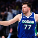 La perf de la nuit en NBA Luka Doncic et les Mavericks écrivent l'histoire