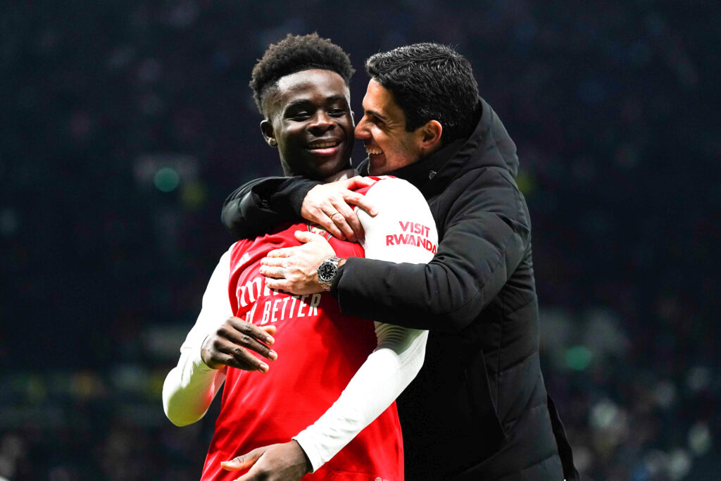 Bukayo Saka, ici avec Mikel Arteta, symbole du renouveau d'Arsenal