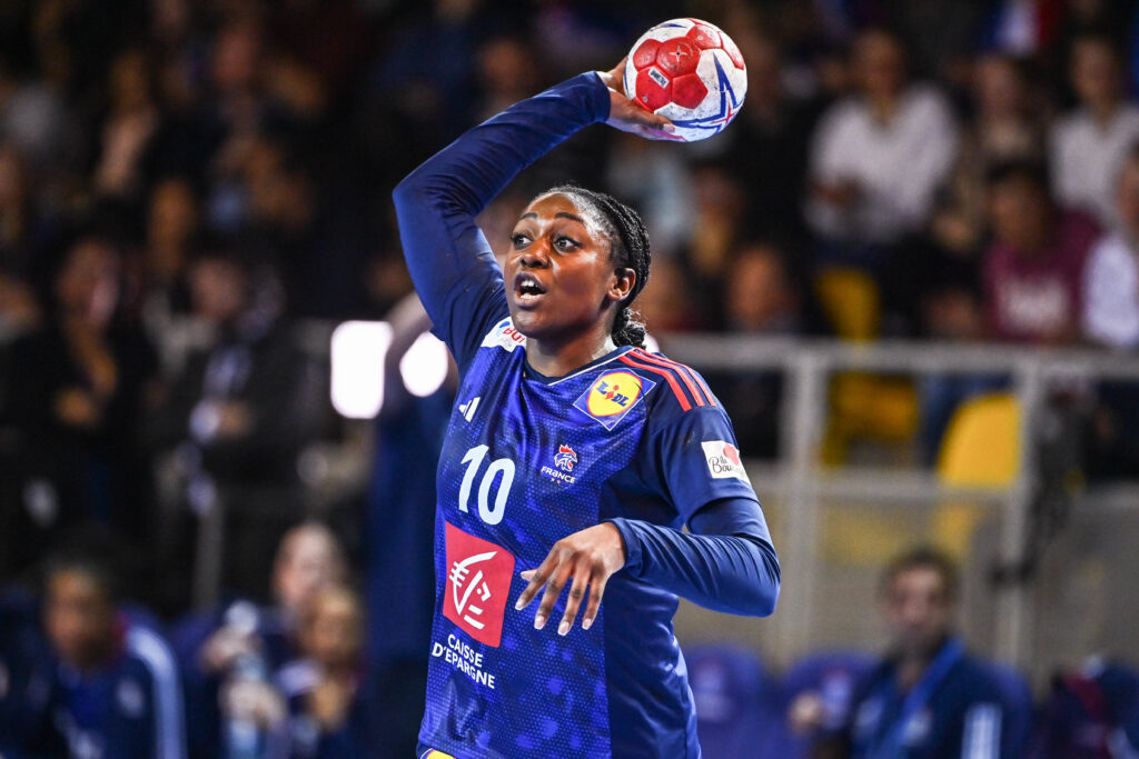 Grâce Zaadi, l'âme du jeu offensif des Bleues