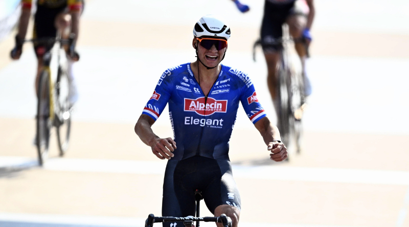 Paris-Roubaix 2023 Mathieu van der Poel dompte l'Enfer du Nord devant Philipsen ! (1)