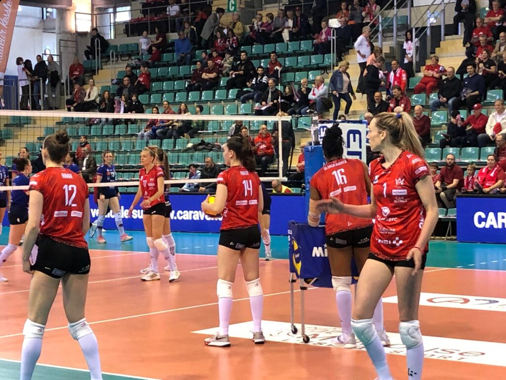 Victoria Mayer, au centre avec le ballon, élue meilleure joueuse du match