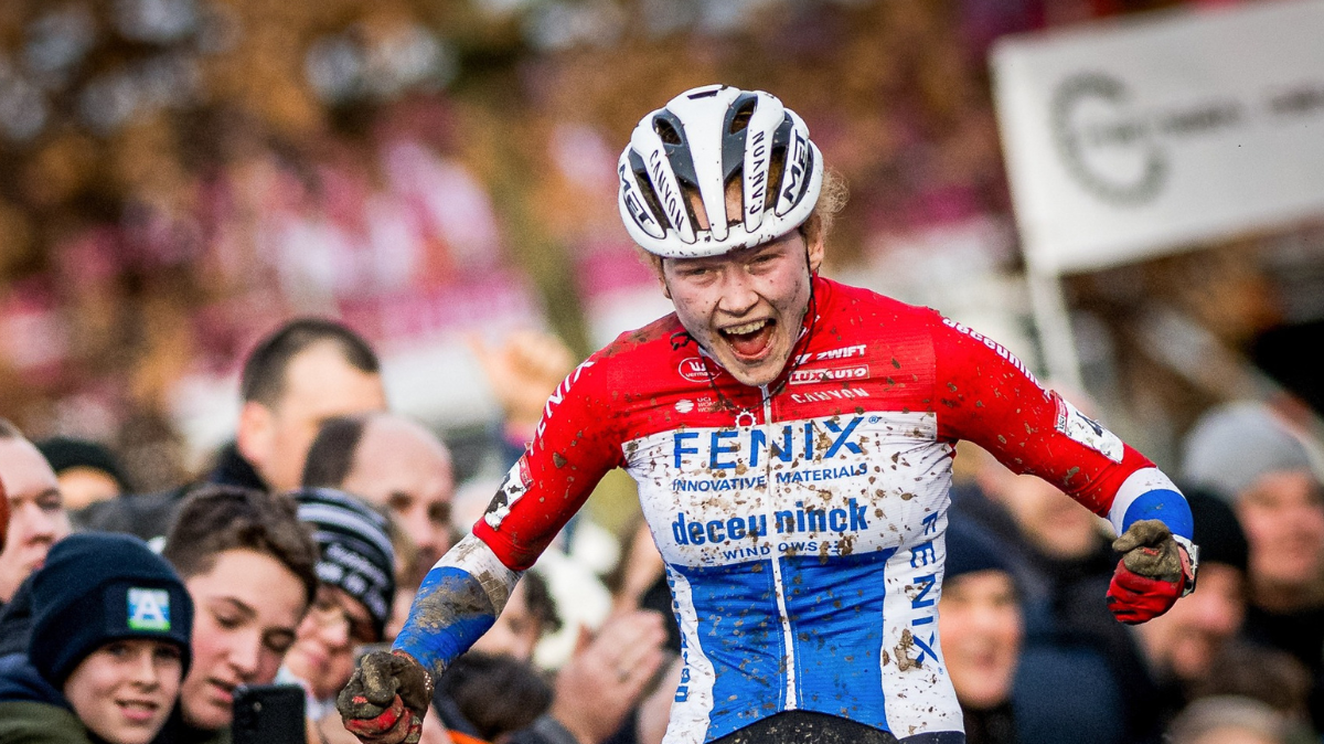 Cyclo-cross Hulst 2023 Après une course splendide, Puck Pieterse domine Ceylin del Carmen Alvarado