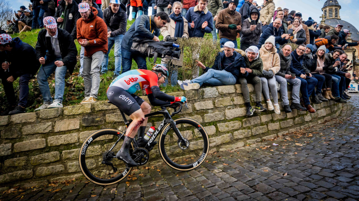 Arnaud De Lie dans le Mur de Grammont sur l'Omloop Het Nieuwsblad