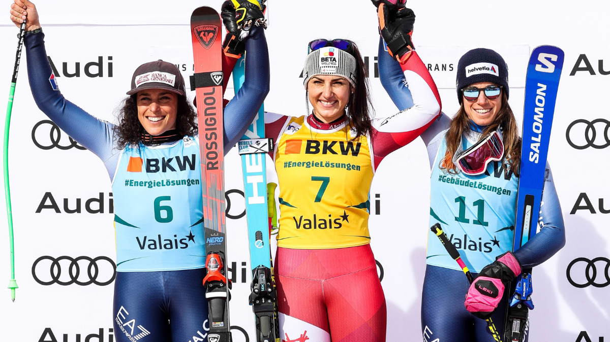 Super-G femmes Crans-Montana 2024 Stephanie Venier coiffe Federica Brignone, Romane Miradoli au pied du podium