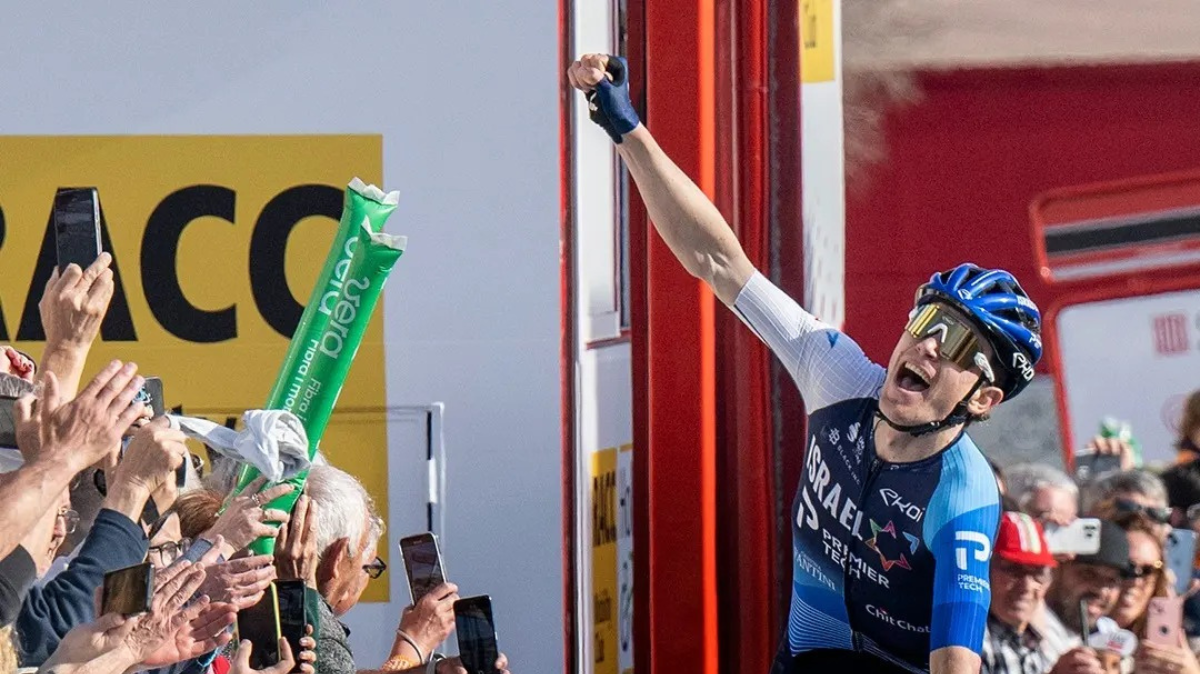 Tour de Catalogne 2024 Nick Schultz surprend Tadej Pogacar sur la 1ère étape (1)