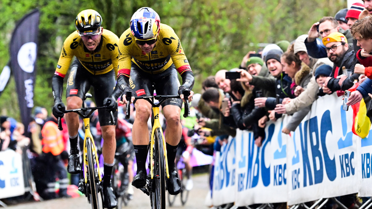Wout Van Aert devant Christophe Laporte dans le Kemmelberg l'an passé