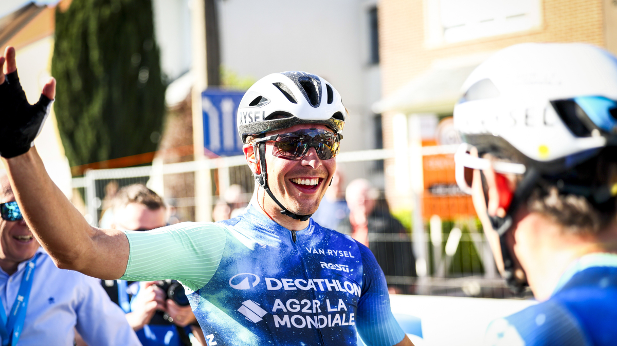 Boucles de la Mayenne 2024 Benoît Cosnefroy triomphe sur le prologue