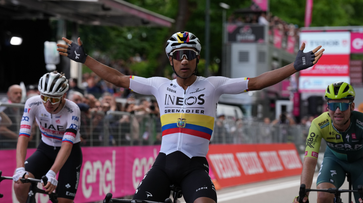 Tour d'Italie 2024 Jhonatan Narvaez remporte la 1ère étape et premier maillot rose (1)