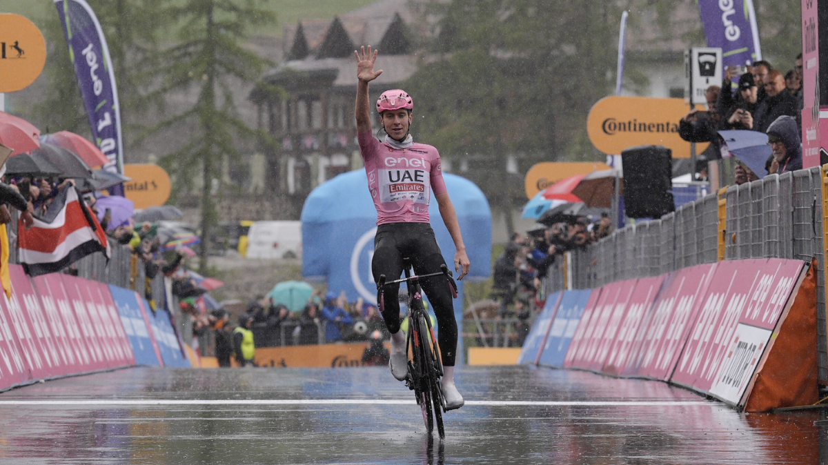 Tour d'Italie 2024 Tadej Pogacar force 5 sur la 16ème étape (1)