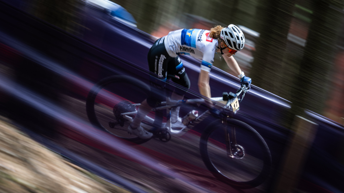 VTT Les Gets 2024 Puck Pieterse en démonstration sur le XCO