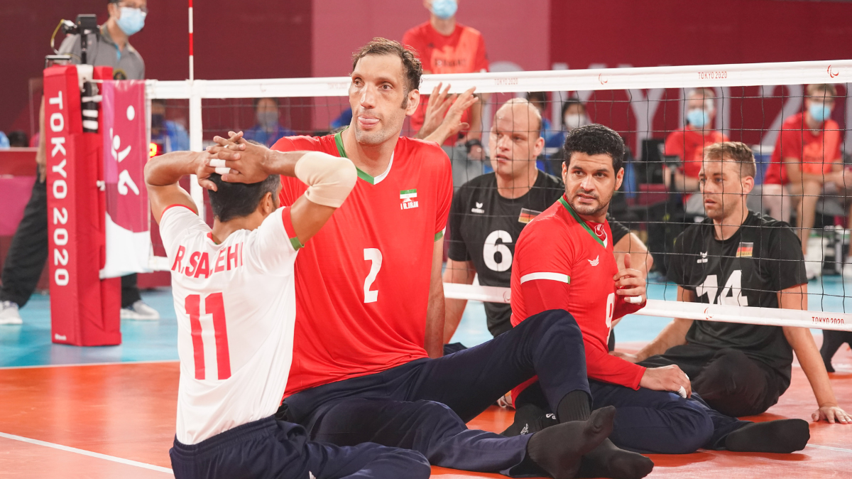 Volley-ball assis Morteza Mehrzad, le champion géant iranien