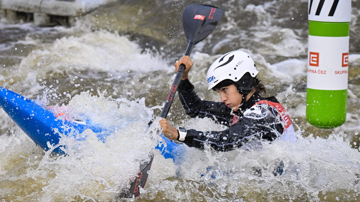 Canoë-kayak slalom Angèle Hug monte sur le podium en kayak cross en Espagne
