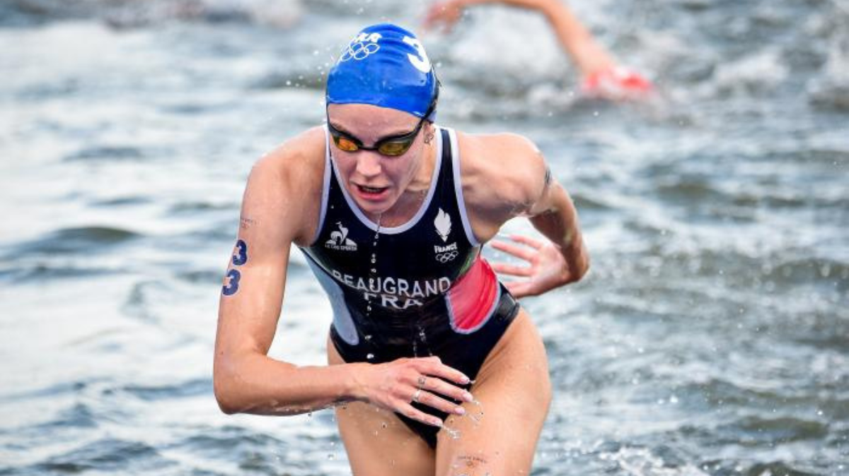 Triathlon : Cassandre Beaugrand remporte la dernière manche du Supertri à Neom