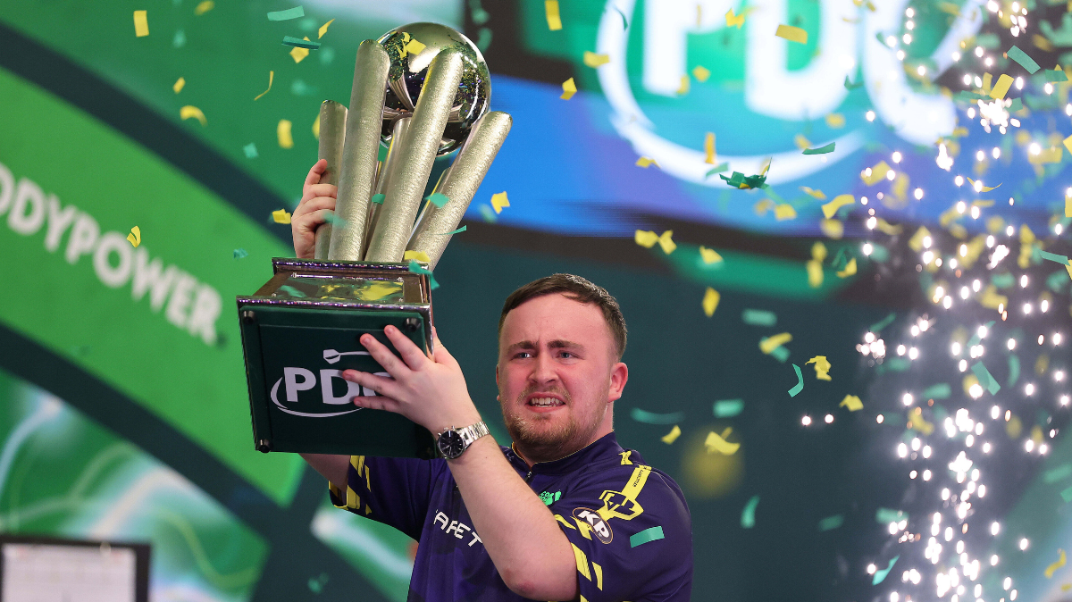 Fléchettes Luke Littler glane son premier titre de champion du monde PDC