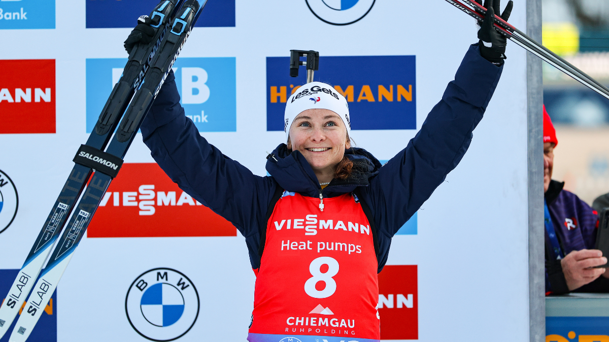 Mass start femmes Ruhpolding Premier podium individuel pour Jeanne Richard derrière Elvira Oeberg et Franziska Preuss