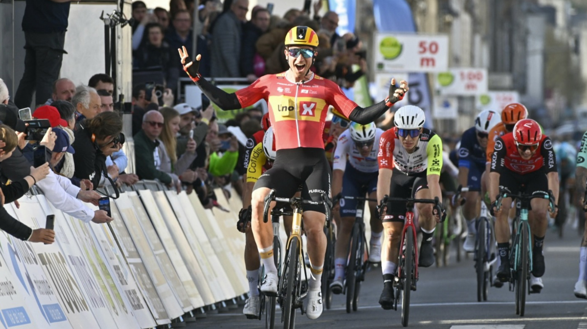 La Roue Tourangelle 2025 Erlend Blikra écrase le sprint final à Tours
