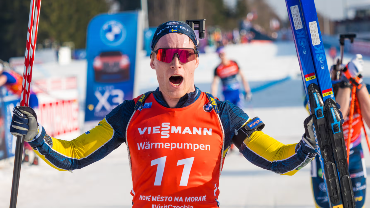 Poursuite hommes Nove Mesto 2025 Sebastian Samuelsson survole la course, Fillon Maillet au pied du podium