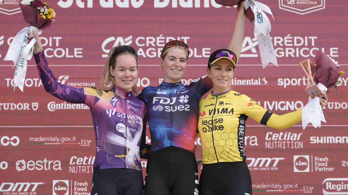 Strade Bianche Femmes 2025 Demi Vollering triomphe à Sienne, Pauline Ferrand-Prévot sur le podium