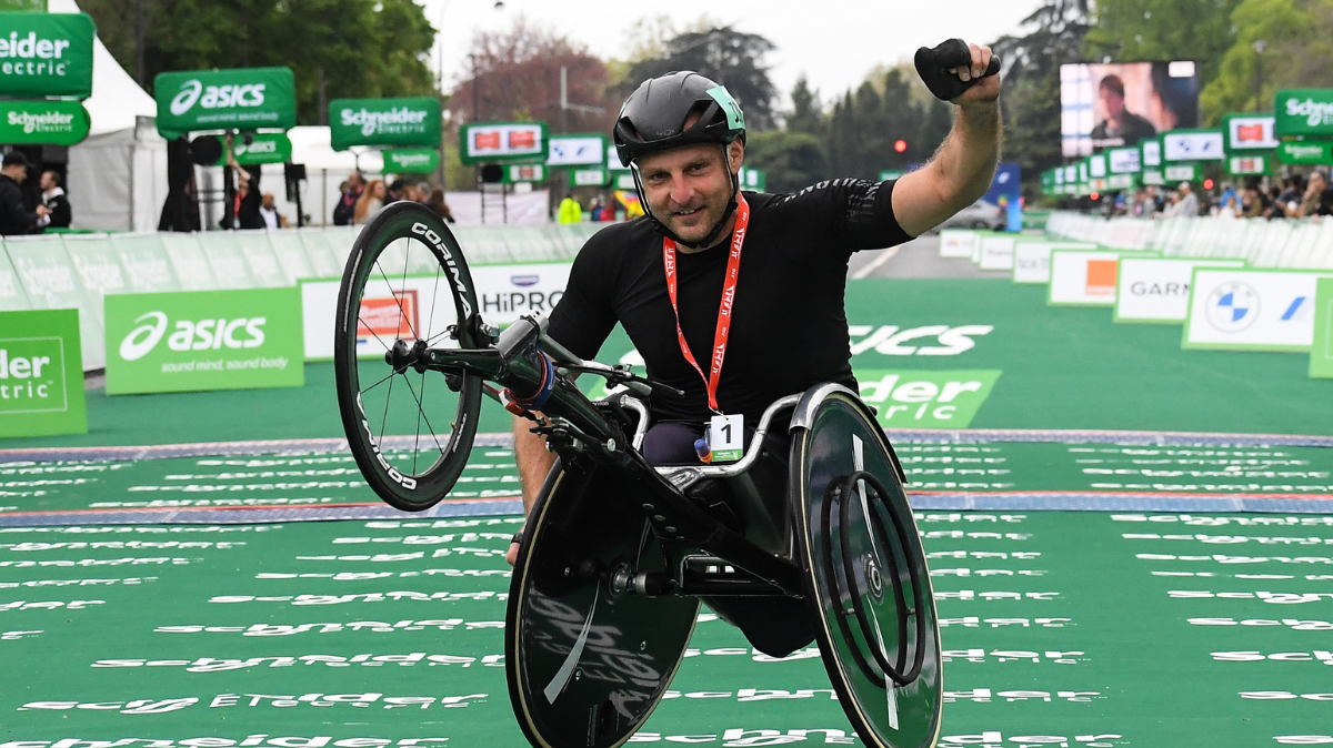 Marathon de Paris 2025 Julien Casoli remporte la course fauteuil (1)
