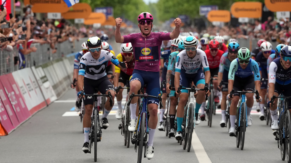 Tour d'Italie 2025 Mads Pedersen remporte la 3ème étape et reprend le maillot rose