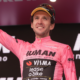 Tour d’Italie 2025 Simon Yates renverse la table sur la 20ème étape, Chris Harper gagne à Sestrières