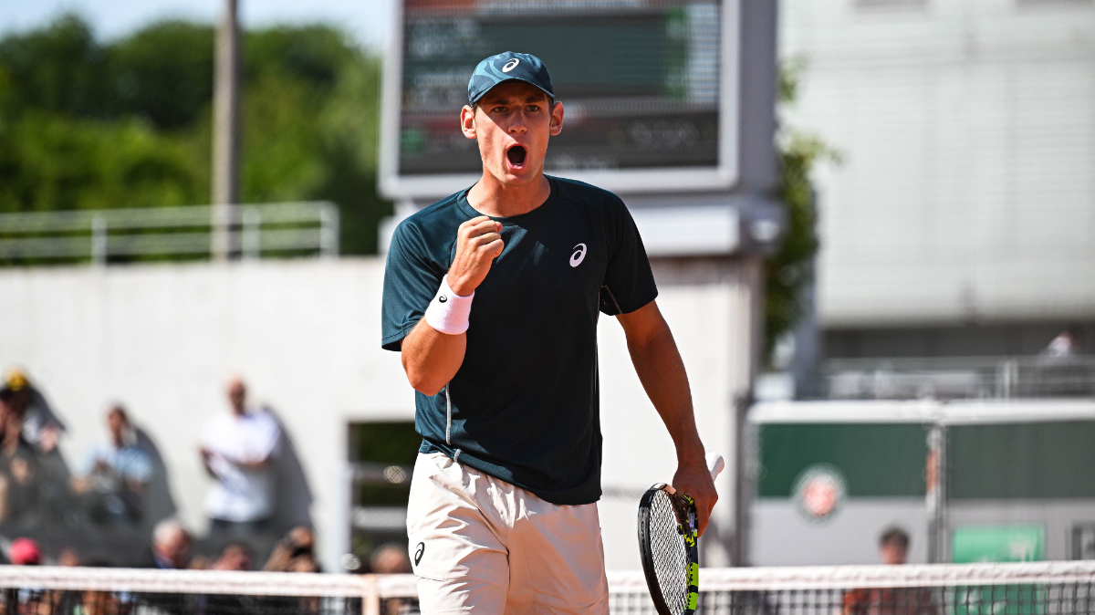 Wimbledon 2025 Valentin Royer profite de l'abandon de Stefanos Tsitsipas et passe au 2ème tour
