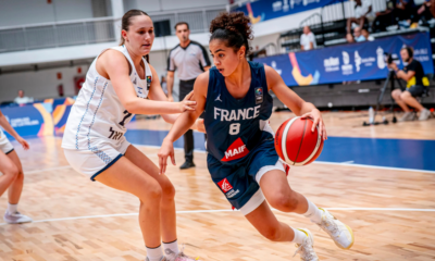 EUROBASKET FÉMININ U18 2025 - L'équipe de France féminine a lancé sa compétition sur les chapeaux de roues en surpassant sans trembler Israël,  À ce sujet - Calendrier et résultats EuroBasket féminin U18 2025 Suite à la terrible douche froide connue par l'équipe masculine U20 cette semaine, les compétitions de jeunes estivales se poursuivaient avec le lancement de l'EuroBasket féminin U18. En Espagne, les Bleues lançaient leur compétition cet après-midi face à Israël. Un match piégeux qui valait déjà cher. Les Bleuettes écrasent physiquement leurs adversaires En début de partie, Justine Loubens s'est chargée de mener la charge en claquant les 9 premiers points des Bleuettes en l'espaces de deux minutes ! Une adresse folle symbolique d'un début de match offensif puisque les Israéliennes ne sont pas en reste. Mais ces dernières ont ensuite buté sur une défense plus efficace. En parallèle, les Françaises ont trouvé de l'alternance, en s'appuyant notamment sur la taille d'Alicia Tournebize pour dominer dans la peinture. Globalement, les filles de Vincent Bourdeau ont pris l'ascendant en l'espace d'une poignée de minutes avant de dérouler. Au bout d'un quart, la différence a déjà été faite : 29-12. Physiquement, les Bleuettes étaient largement au-dessus, et cela s'est traduit par une domination démentielle au rebond sur les 40 minutes. Privées de ballon, les Israéliennes n'ont fait que subir les assauts tricolores. Le sélectionneur a ainsi pu régaler tout le monde en donnant des minutes intéressantes aux 12 joueuses de l'effectif. À la pause, l'écart s'est stabilisé (43-24), mais le suspense a déjà été annihilé. Avec justesse, les Tricolores ont continué dans la même lignée dans le second acte, profitant des retards constants des rotations adverses pour accumuler des shoots extérieurs. Ce domaine sera d'ailleurs le seul vrai bémol du match, l'adresse ayant été médiocre . Néanmoins, cela n'a pas empêché d'assurer une première victoire nette et sans bavure :