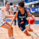 EUROBASKET FÉMININ U18 2025 - L'équipe de France féminine a lancé sa compétition sur les chapeaux de roues en surpassant sans trembler Israël,  À ce sujet - Calendrier et résultats EuroBasket féminin U18 2025 Suite à la terrible douche froide connue par l'équipe masculine U20 cette semaine, les compétitions de jeunes estivales se poursuivaient avec le lancement de l'EuroBasket féminin U18. En Espagne, les Bleues lançaient leur compétition cet après-midi face à Israël. Un match piégeux qui valait déjà cher. Les Bleuettes écrasent physiquement leurs adversaires En début de partie, Justine Loubens s'est chargée de mener la charge en claquant les 9 premiers points des Bleuettes en l'espaces de deux minutes ! Une adresse folle symbolique d'un début de match offensif puisque les Israéliennes ne sont pas en reste. Mais ces dernières ont ensuite buté sur une défense plus efficace. En parallèle, les Françaises ont trouvé de l'alternance, en s'appuyant notamment sur la taille d'Alicia Tournebize pour dominer dans la peinture. Globalement, les filles de Vincent Bourdeau ont pris l'ascendant en l'espace d'une poignée de minutes avant de dérouler. Au bout d'un quart, la différence a déjà été faite : 29-12. Physiquement, les Bleuettes étaient largement au-dessus, et cela s'est traduit par une domination démentielle au rebond sur les 40 minutes. Privées de ballon, les Israéliennes n'ont fait que subir les assauts tricolores. Le sélectionneur a ainsi pu régaler tout le monde en donnant des minutes intéressantes aux 12 joueuses de l'effectif. À la pause, l'écart s'est stabilisé (43-24), mais le suspense a déjà été annihilé. Avec justesse, les Tricolores ont continué dans la même lignée dans le second acte, profitant des retards constants des rotations adverses pour accumuler des shoots extérieurs. Ce domaine sera d'ailleurs le seul vrai bémol du match, l'adresse ayant été médiocre . Néanmoins, cela n'a pas empêché d'assurer une première victoire nette et sans bavure :