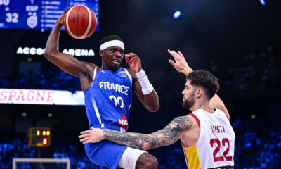 Un mauvais passage rapidement oublié dès le retour du facteur X Sylvain Francisco. Suite à un shoot extérieur de Yabusele, le meneur a enfilé un drive avant de provoquer deux pertes de balle par sa défense intense. Si le money time est encore loin, l'étau s'est resserré en défense de part et d'autres. Le jeu est cantonné sur demi-terrain, et les Bleus se montrant plus à l'aise dans cette configuration. Suite à un dunk de Jaiteh pour égaliser, Jaylen Hoard s'est chargé de faire la bascule avec des lancers et un nouveau dunk (71-67) ! En tête durant 35 minutes, l'Espagne a pris un coup fatal sur le casque. Désormais sans solution, cette dernière ne reviendra pas, subissant un assassinat en règle à 3 points d'un coutumier du fait, Matthew Strazel, à 30 secondes du buzzer ! Devant un public chauffé à blanc par ce scénario renversant, la France boucle sa double confrontation face à l'Espagne par deux victoires. Deux matchs qui vont permettre à Frédéric Fauthoux de définitivement coucher une liste finale de 12 noms pour la compétition.