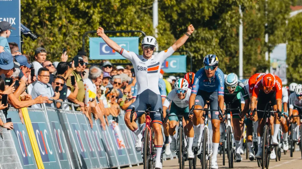Tour de l'Avenir 2025 Noah Hobbs rafle la 1ère étape au sprint