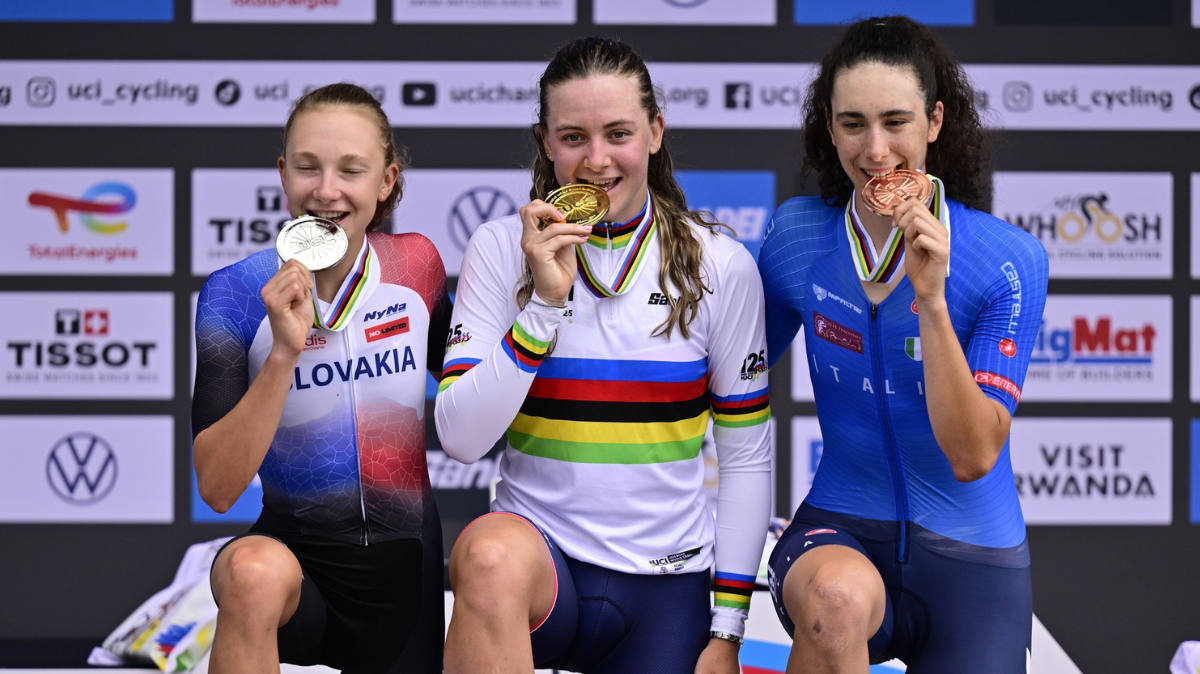 Championnats du monde de cyclisme 2025 Zoe Bäckstedt rafle le maillot arc-en-ciel sur le contre-la-montre U23