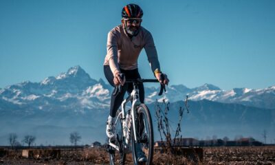 À l'assaut des cols mythiques français quel vélo de course choisir pour gravir les Alpes et les Pyrénées