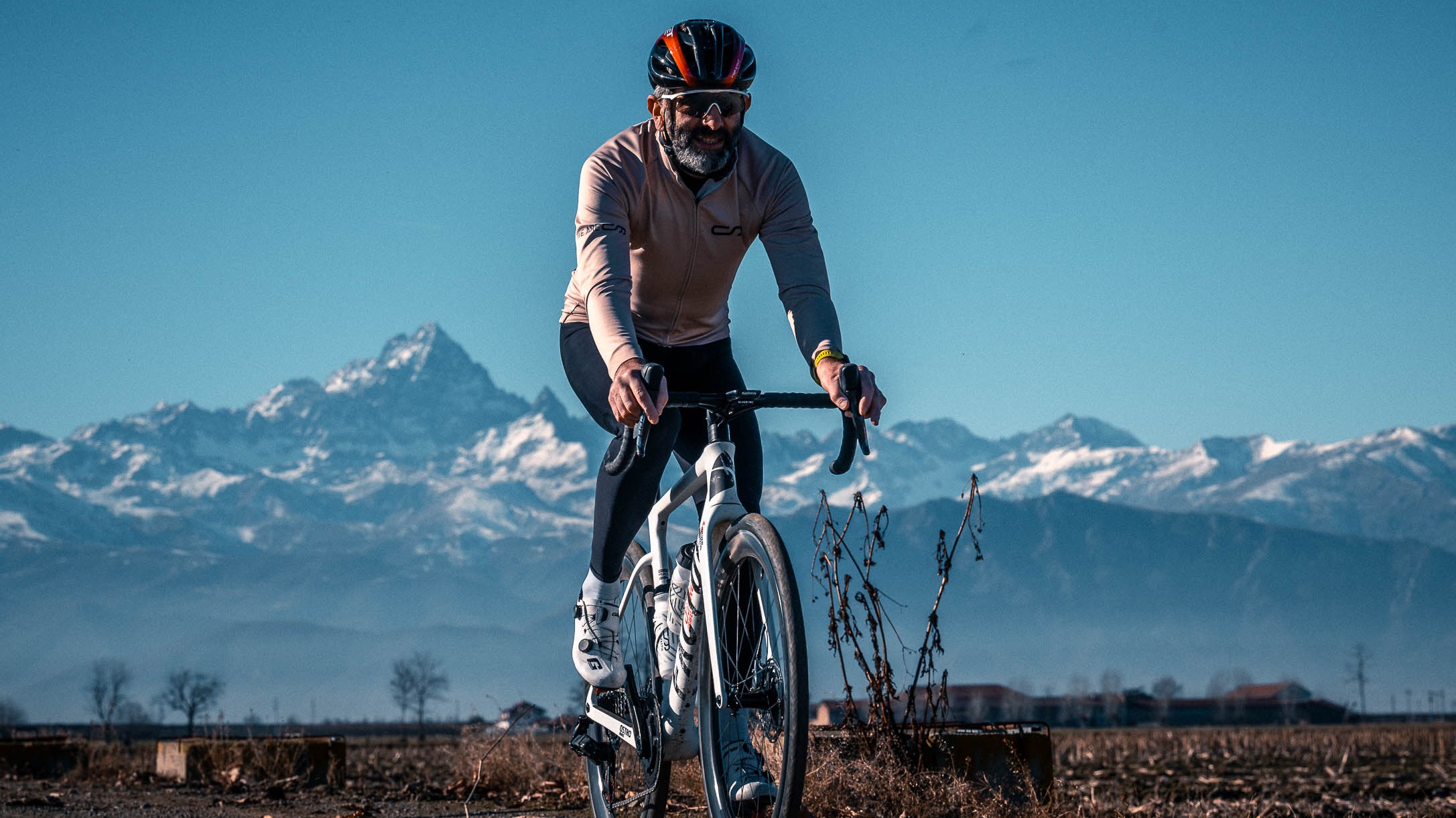 À l'assaut des cols mythiques français quel vélo de course choisir pour gravir les Alpes et les Pyrénées