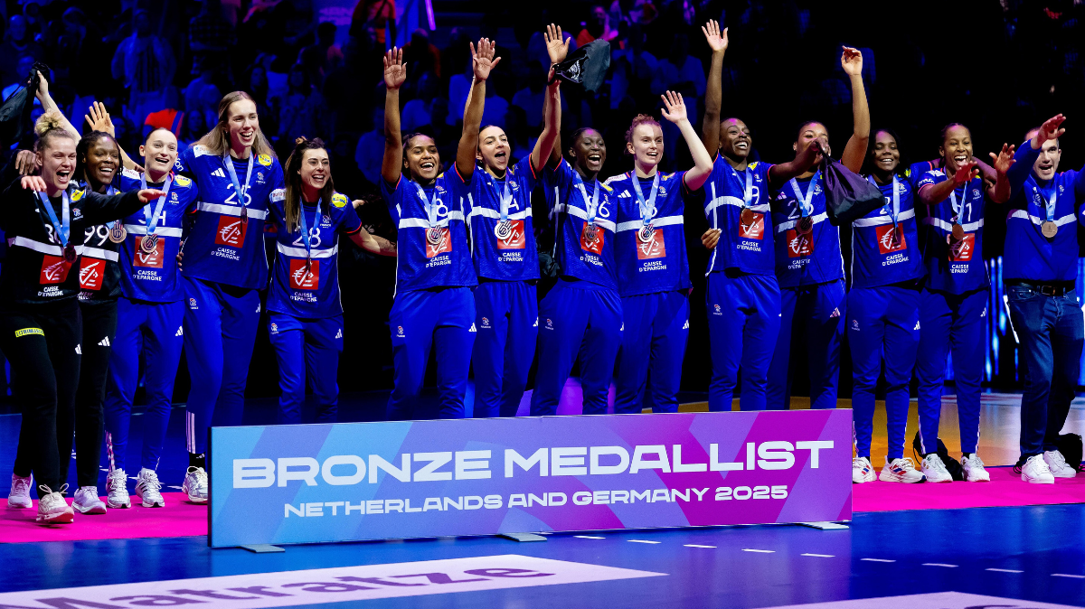 Au bout de la prolongation, les Bleues du handball s'offrent le bronze mondial contre les Pays-Bas