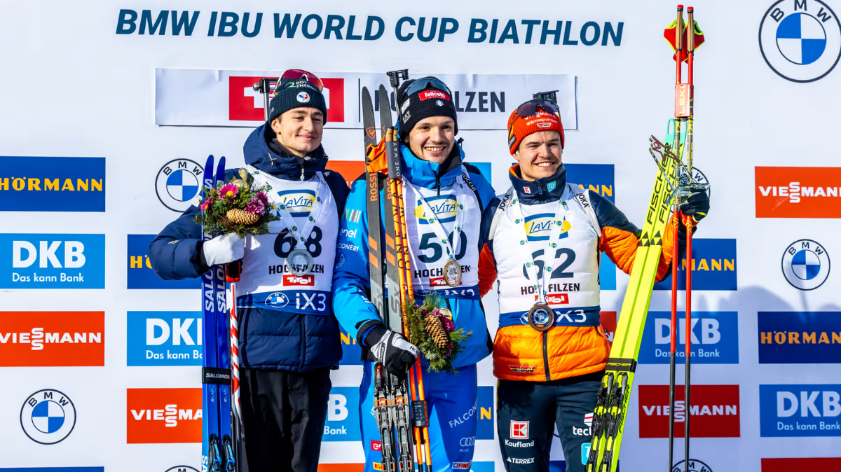 Éric Perrot sur le podium d'un sprint fou à Hochfilzen, victoire de Tommaso Giacomel