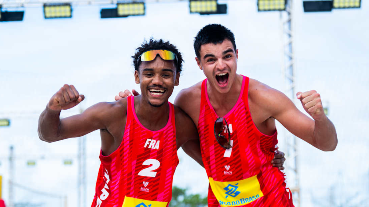 Le beach-volley français inarrêtable Elouan Chouikh-Barbez et Joadel Gardoque raflent l'Élite 16 d'Itapema