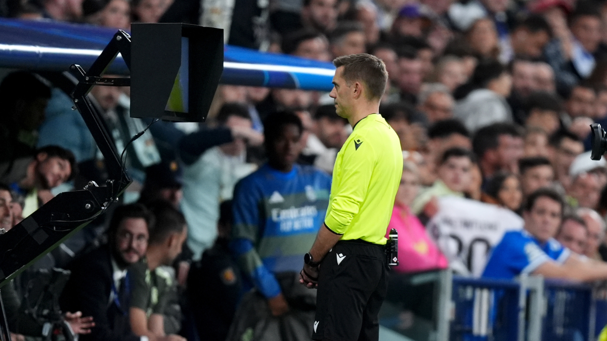 Malgré la VAR, pourquoi l'arbitrage français est-il toujours autant critiqué