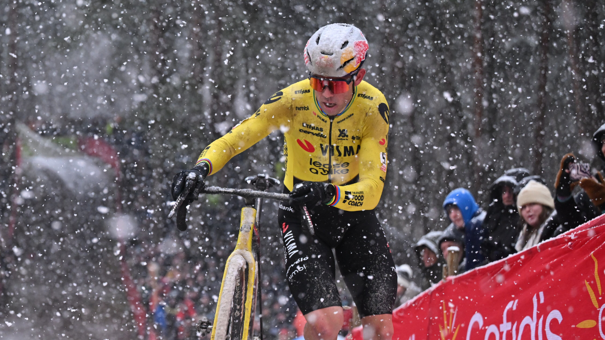 Coup dur pour Wout Van Aert : Touché à la cheville, le Belge contraint de mettre un terme à sa saison de cyclo-cross