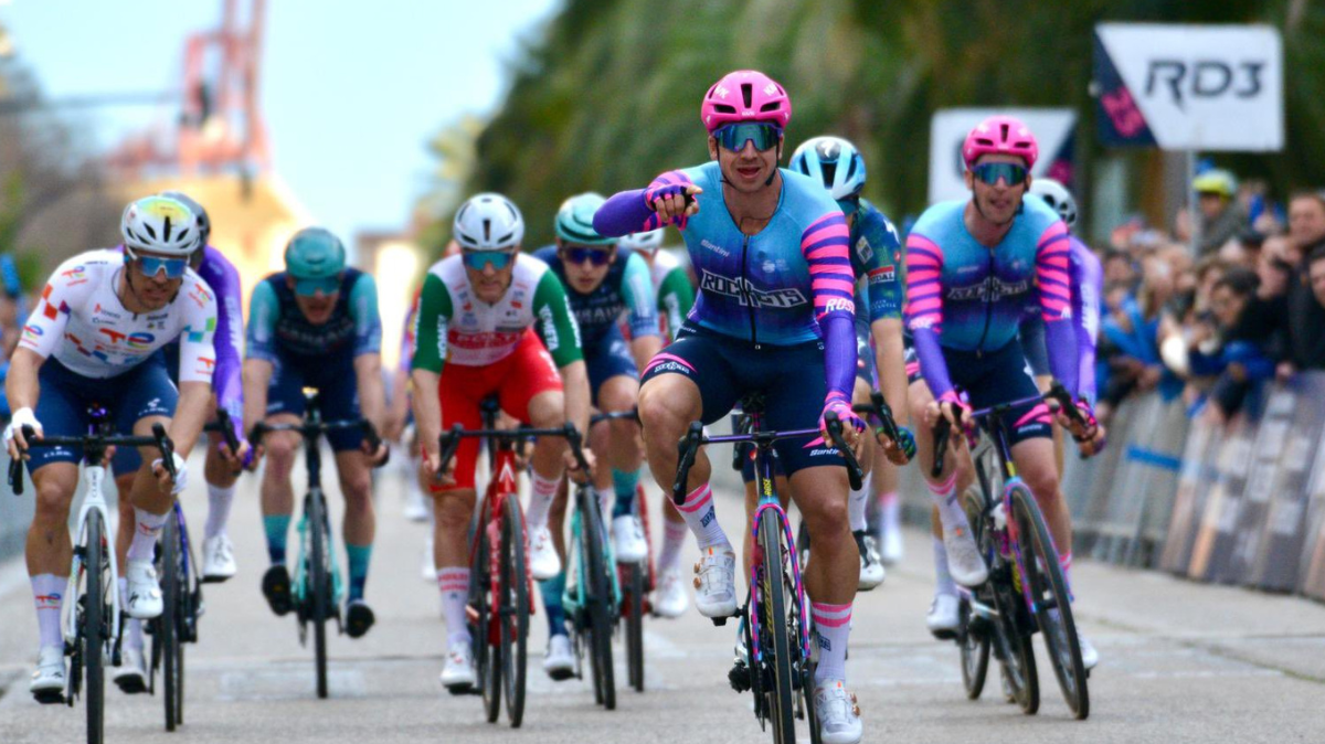 Dylan Groenewegen mate Paul Magnier et Émilien Jeannière au sprint sur la Classique de Valence