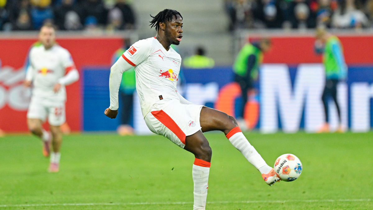 El Chadaille Bitshiabu a la cote en Ligue 1 : 2 cadors du championnat sont sur la piste du défenseur de Leipzig