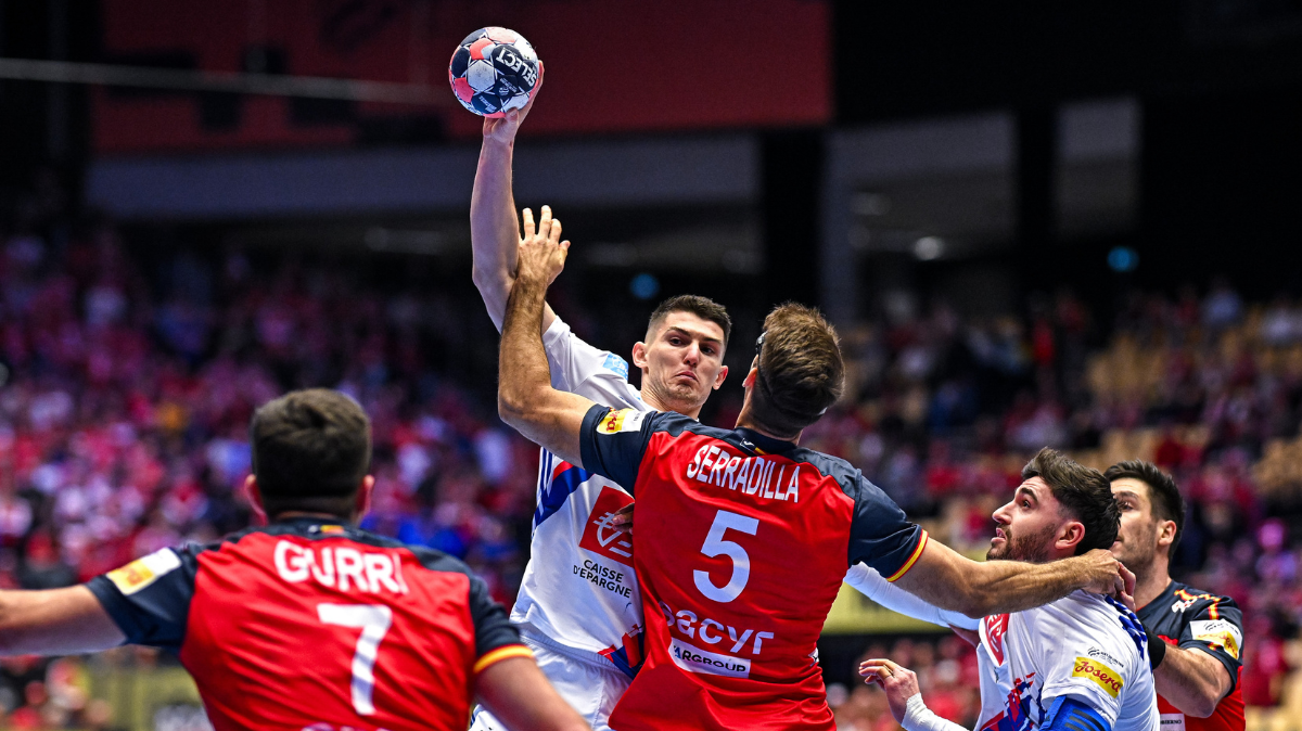 Les Bleus du hand se tirent une balle dans le pied pour les demies de l’Euro après leur défaite contre l’Espagne