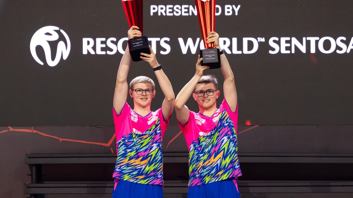 Alexis Lebrun et Félix Lebrun triomphent en double au Singapore Smash première historique pour le tennis de table français !