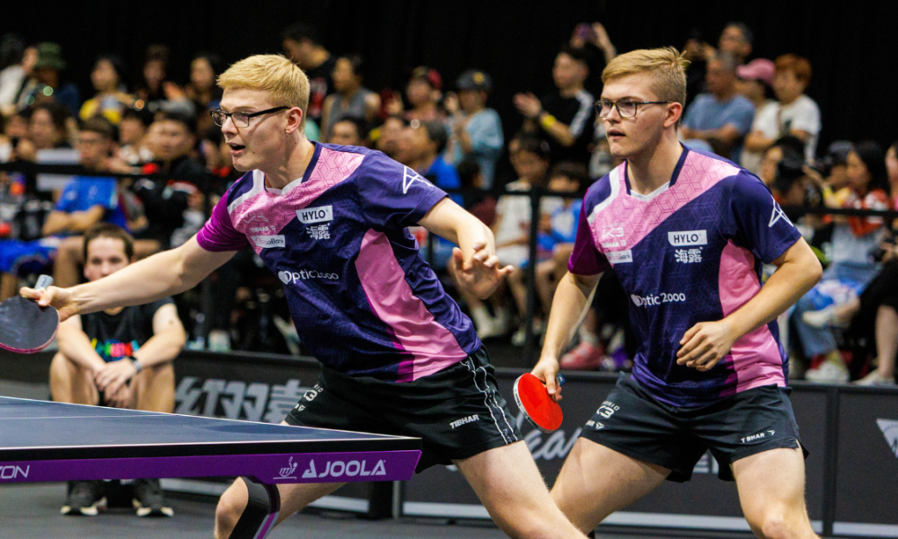 https://dicodusport.fr/blog/wp-content/uploads/2026/02/Alexis-Lebrun-et-Felix-Lebrun-triomphent-en-double-au-Singapore-Smash-premiere-historique-pour-le-tennis-de-table-francais-1000x600.png