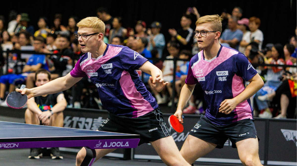 Alexis Lebrun et Félix Lebrun triomphent en double au Singapore Smash : première historique pour le tennis de table français !