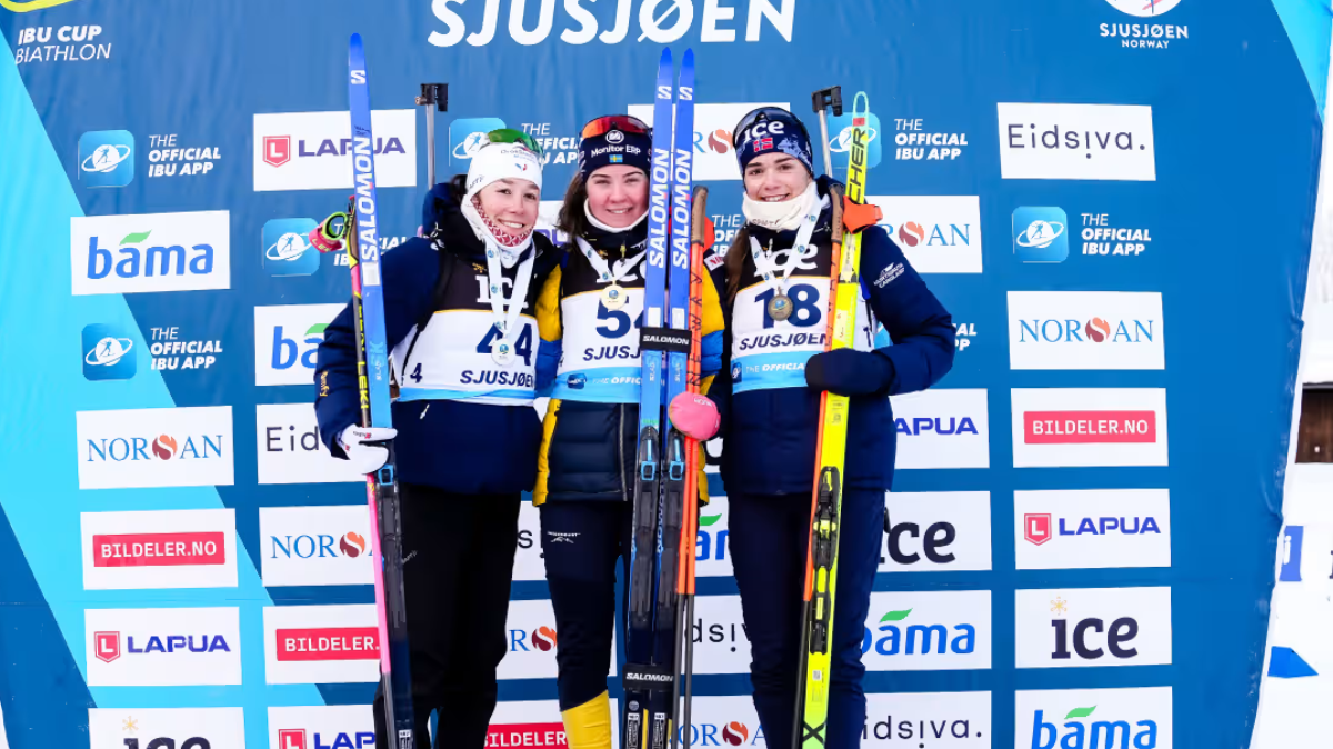 Célia Henaff monte sur la deuxième marche du podium sur le sprint de Sjusjoen en IBU Cup