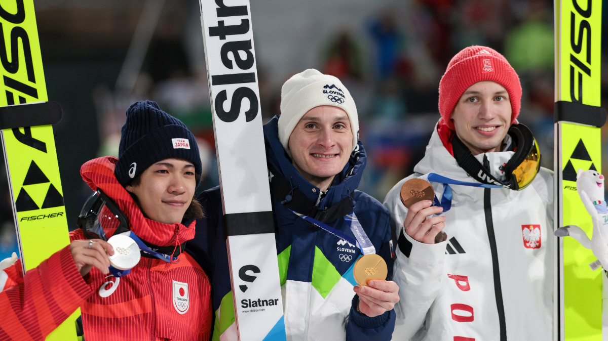 Domen Prevc sort un deuxième saut monumental et devient champion olympique sur le grand tremplin
