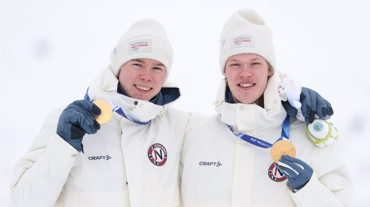 Jens Lurås Oftebro signe un triplé historique en combiné nordique en remportant l'épreuve par équipes avec Andreas Skoglund