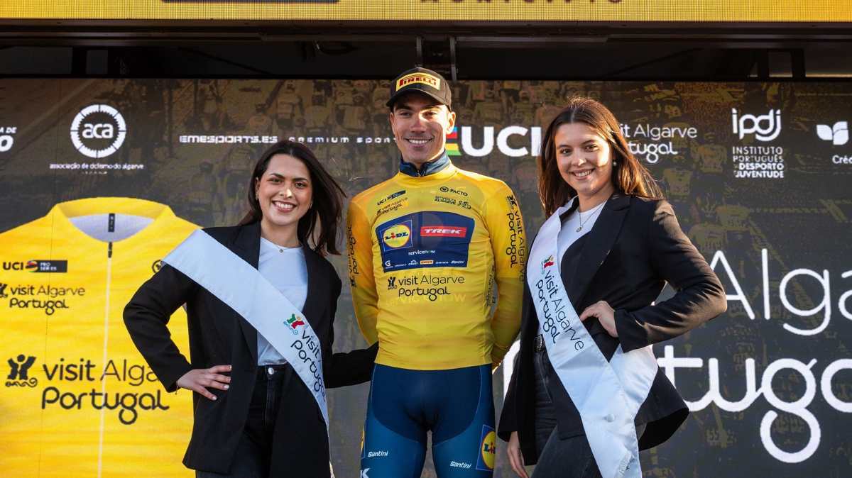 Juan Ayuso maîtrise Paul Seixas et s'adjuge la 5ème étape et le général du Tour d'Algarve 2026